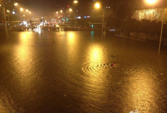 "到位哥"现身，凤凰卫视《一虎一席谈》721北京暴雨录制实拍